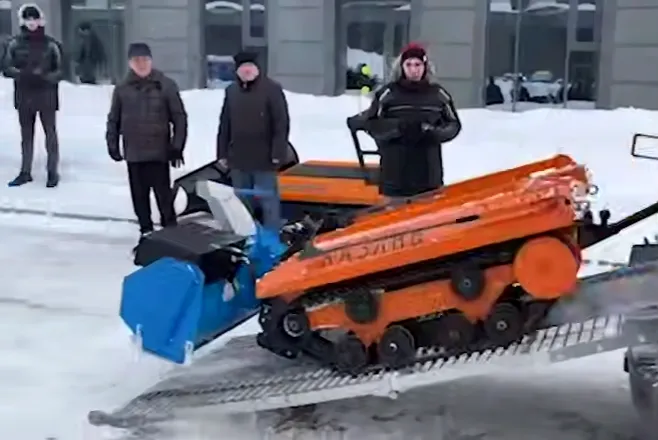 На заснеженных улицах Казани протестировали беспилотные снегоуборщики. Фото: t.me/mash_iptash
