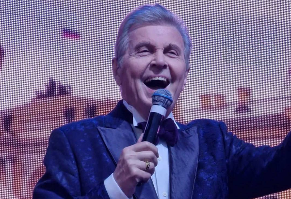 Лев Лещенко может выступать максимум дважды в месяц из-за одышки и больной спины. Фото: соцсети