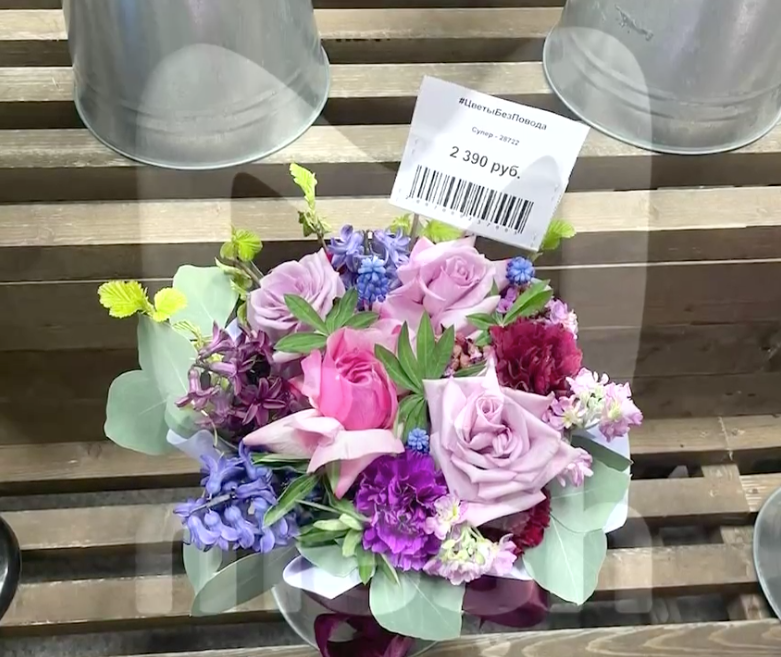 "Предпринимательница" в Питере срывала цветы с клумб в ЖК, а потом продавала их цветочным магазинам. Фото: @mashmoyka