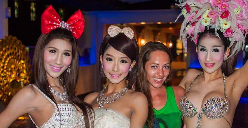 Турист из России получил столетний запрет на въезд в Тай за то, что разбил стол. Фото сгенерировано нейросетью midjourney.com по материалам статьи