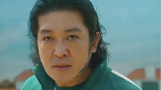 Гангстер под номером 101 из сериала «Игра в кальмара» спел на русском «Журавлей». Кадр из сериала "Игра в кальмара", 2021-2025 год, 1 сезон, реж. Хван Дон-хек. "