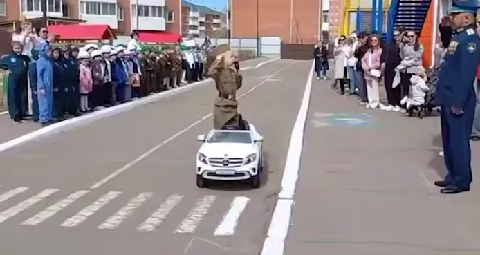 В Улан-Удэ в детсаду прошел Парад Победы с мини-машинами и маленькими солдатами. Фото: t.me/babr_mash