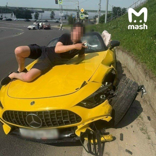 В Нижнем пьяный сын миллионера разбил в ДТП свой "мерс" и похвастался этим в Сети. Фото: @breakingmash