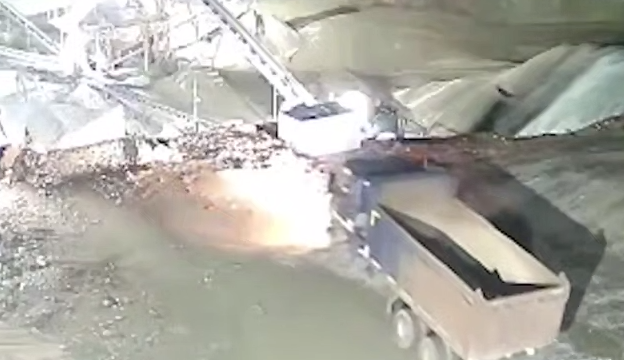 В Чите мужчина угнал с карьера самосвал, чтобы эффектно приехать на свидание. Фото: t.me/babr_mash