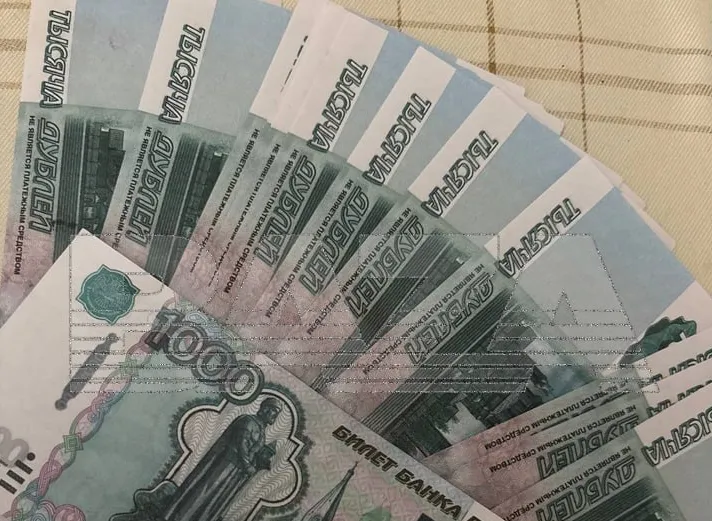 В Новосибирске пенсионерке выплатили пенсию фальшивыми купюрами «банка приколов». Фото: t.me/bazabazon
