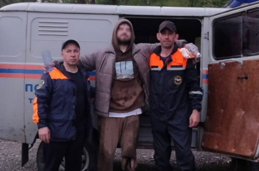 На Алтае спасатели спустили с горы поранившегося туриста из Новосибирска. Фото: t.me/mash_siberia