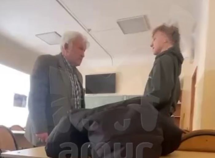 Преподаватель Дальневосточного судостроительного колледжа отчитывает ученика. Фото: @amur_mash