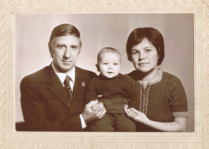 Михаил с родителями. Фото: личный архив