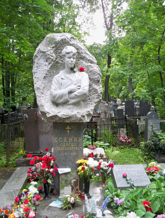 У могилы Есенина на Ваганьковском кладбище всегда море цветов. ФОТО: соцсети