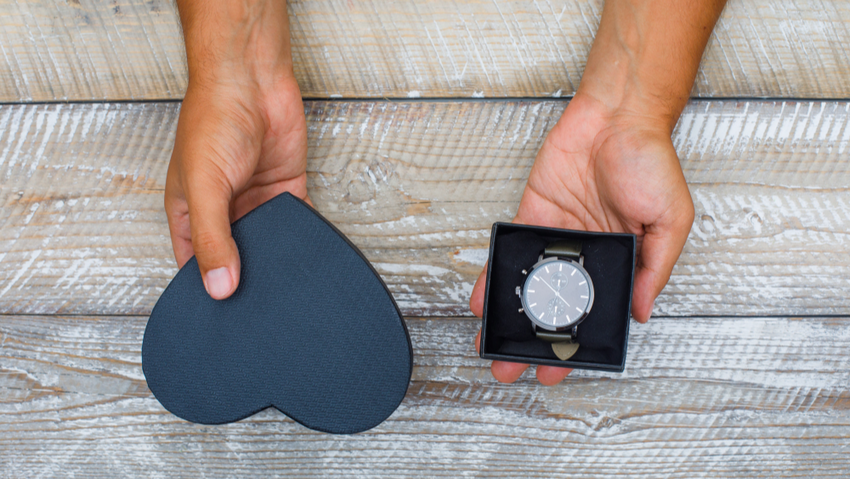 Есть такая примета в любви, что если подарить часы, то это к расставанию. Фото: freepik.com