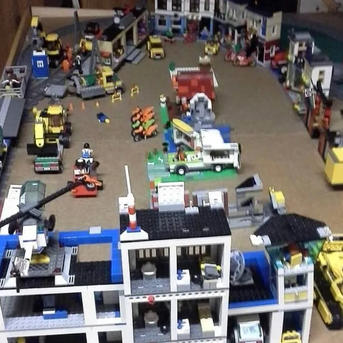 В Британии 55-летний сын украл у матери с деменцией $40 тыс и купил на них Lego. Фото: соцсети