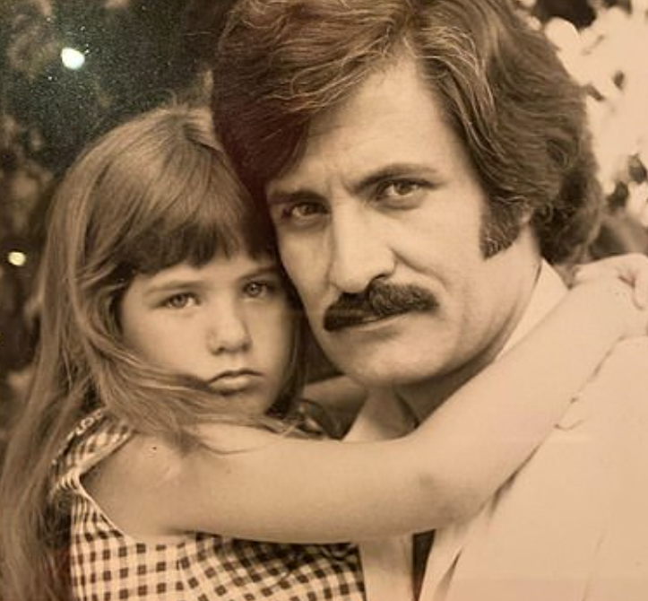 Маленькая Дженнифер с отцом. Фото: Инстаграм (запрещён в России) / @jenniferaniston