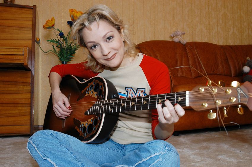 Буланова всегда любила петь и играть на гитаре. Фото: legion-media.ru