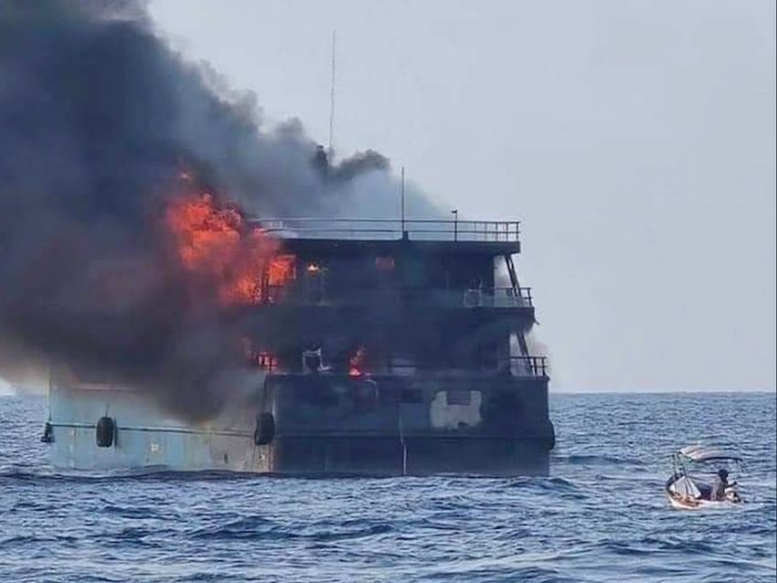 Горящий паром Ko Jaroen 2 в 7 утра. Фото: @t.me/shot_shot