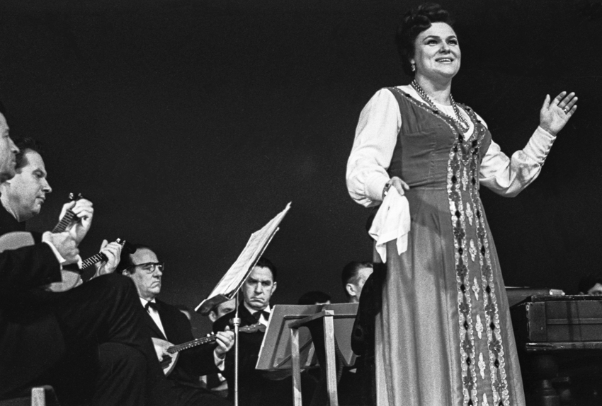 Зыкина во время выступления, 1970-е. Фото: legion-media.ru