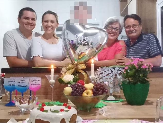 Счастливая бразильская семья четыре года назад. Вторая слева — невестка, которая пыталась отравить семью мужа. Фото: dailymail.co.uk