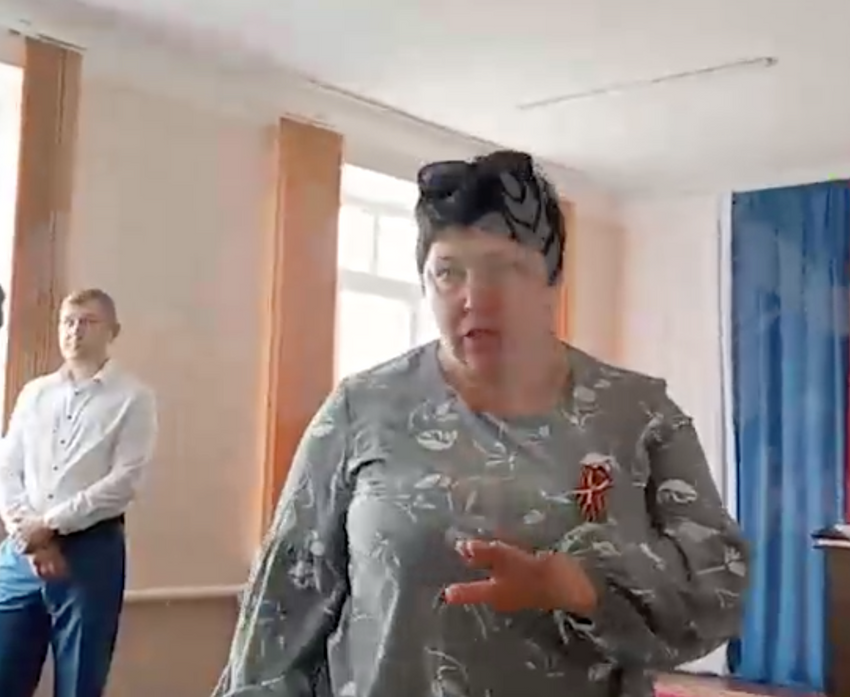 Депутат не смогла сдержать гнев, увидев телефон у одной из посетительниц заседания. Фото: t.me/kub_mash