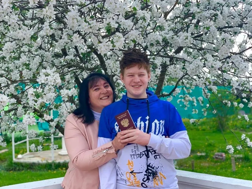 Илья с мамой после получения паспорта. Фото: личный архив