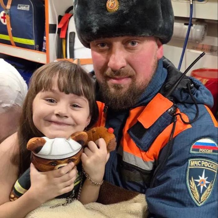 В Новосибирске пожарные спасли из горящей квартиры на 10 этаже отца с дочкой. Фото: соцсети