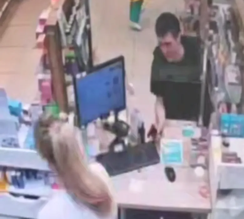 Во Владивостоке бездомный ограбил аптеку с игрушечным пистолетом ради бинтов. Фото: t.me/shot_shot