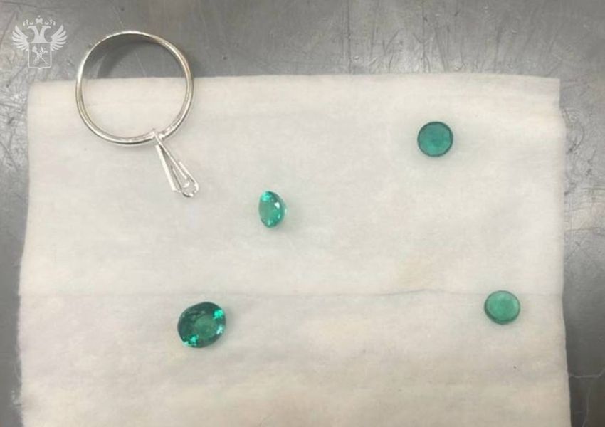 В Домодедово пассажиры из Азии пытались пронести драгоценные камни на 15 млн. Фото: t.me/customs_rf