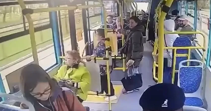 В Питере младенец получил серьезные травмы из-за того, что он упал в автобусе. Фото: t.me/mashmoyka
