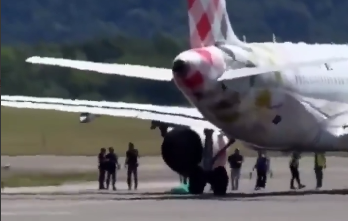В аэропорту Италии выбежавшего на ВПП мужчину засосало в двигатель самолета. Фото: t.me/aviatorshina