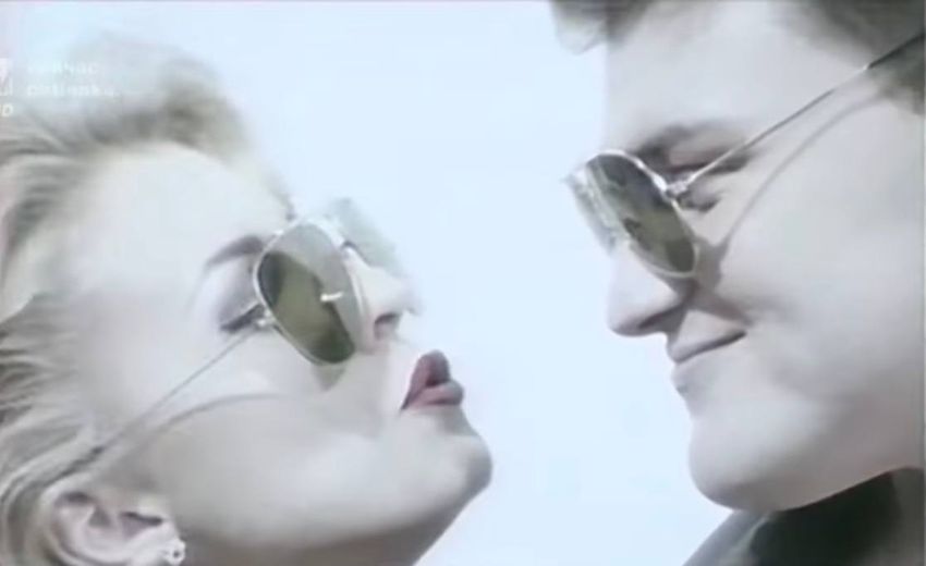 Кадр из клипа "Посмотри в глаза", реж. Фёдор Бондарчук и Тигран Кеосаян, 1990 год