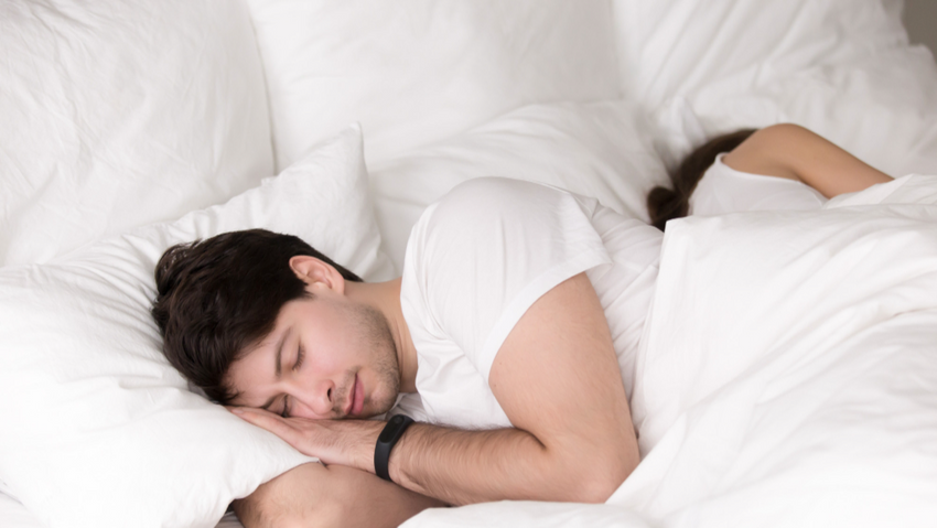 Любимая женщина во сне мужчины отражает его реальные отношения. Фото: freepik.com