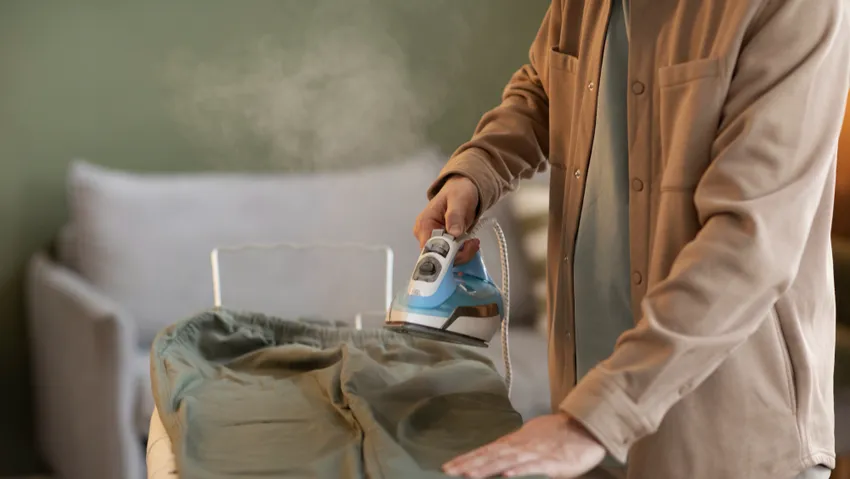 Утюг нельзя использовать при удалении жирных пятен с одежды. Фото: freepik.com