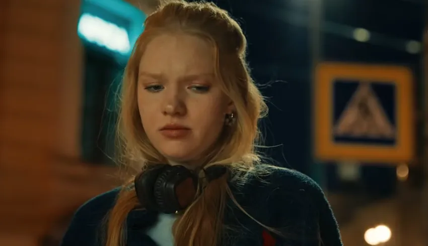 Героиня Елизаветы загадывает отчаянное желание. Кадр из сериала «Министерство Всего Хорошего», 2025, реж. Александр Фомин 