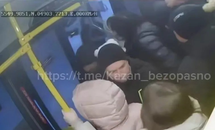 В Казани люди выпали из автобуса, у которого не закрылись входные двери. Фото: соцсети