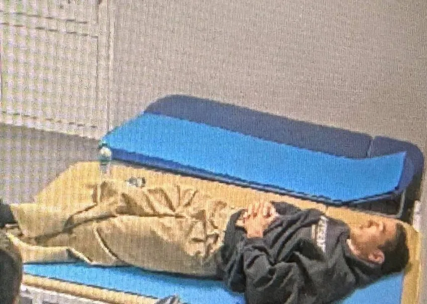 Сабуров валяется на раскладушке в аэропорту. Фото: соцсети