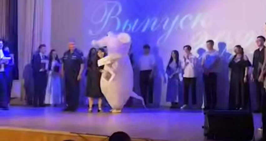 В Уфе девушка пришла на впускной с гигантской крысой вместо парня. Фото: t.me/mash_batash