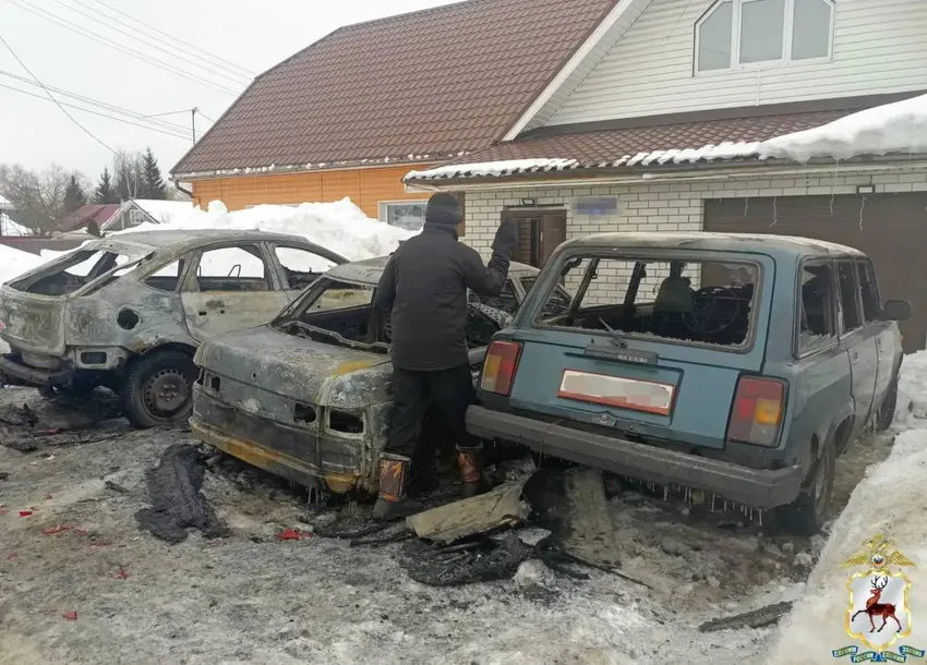 Под Нижним мужик сжег 3 машины соседки, чтобы отомстить за оскорбление падчерицы. Фото: соцсети