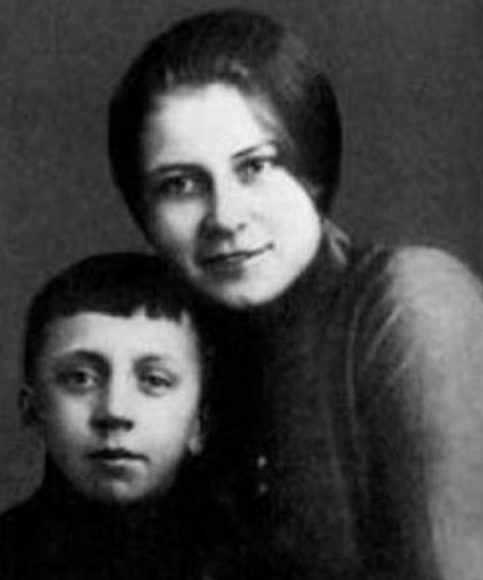 Анна Изряднова с сыном Юрием. ФОТО: соцсети