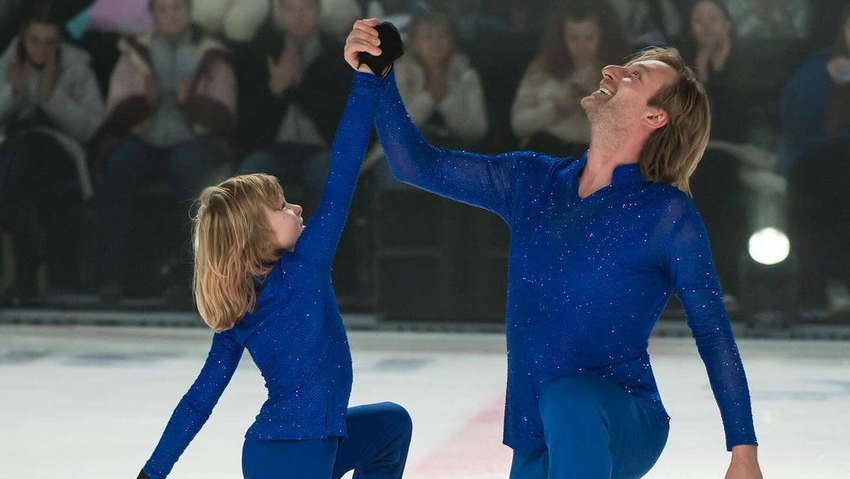 Сын Плющенко выиграл соревнования, в которых участвовал он один. Фото: t.me/evgeniplushenkoofficial