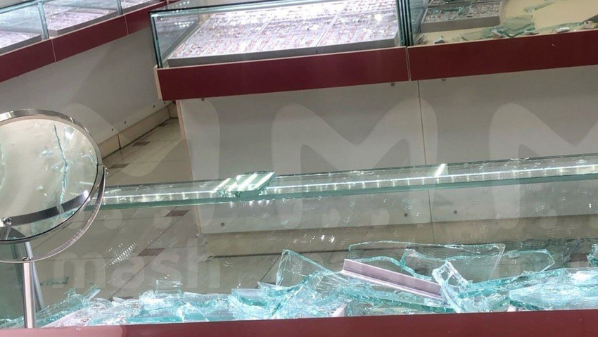 Грабители за 5 минут вынесли из магазина ювелирку с 10 стендов. Фото: @t.me/breakingmash