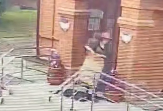 В Иркутске женщина вынесла из храма икону в окладе и спрятала ее дома. Фото: t.me/mvd_38