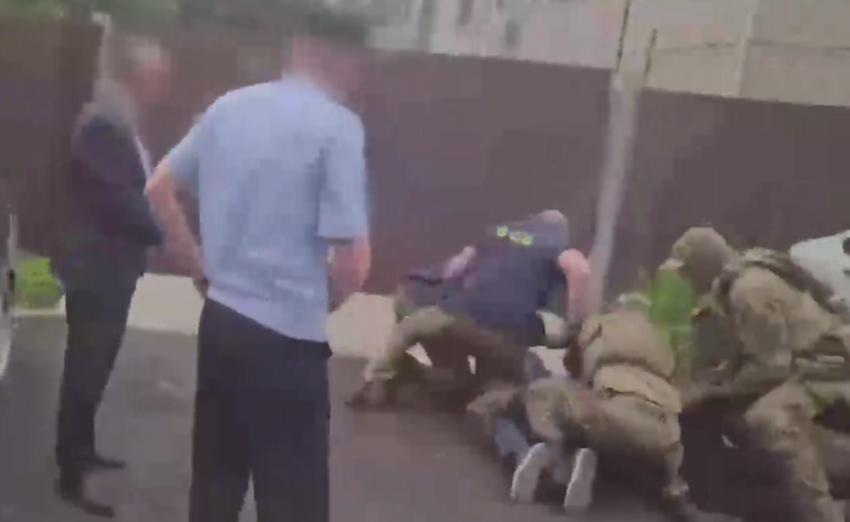 Глава угрозыска Калужской области незаконно легализовал в России 50000 мигрантов. Фото: @breakingmash