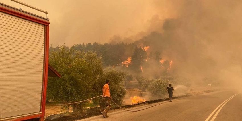 Любительница мужчин в форме оказалась виновной в двух лесных пожарах. Фото: greekreporter.com