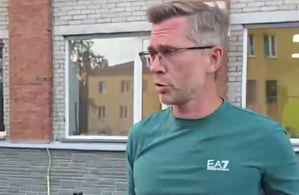 В Кузбассе мужик вывалил 70 кг коровьих лепешек у администрации в знак протеста. Фото: t.me/mash_siberia