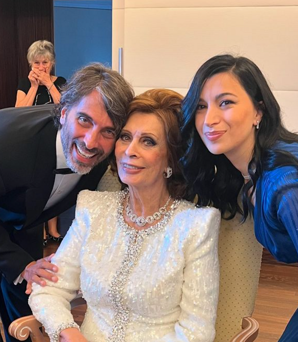 Софи Лорен с сыном и его избранницей. ФОТО: ИНСТАГРАМ (ЗАПРЕЩЕН В РОССИИ) / @mariamsharmanashvili