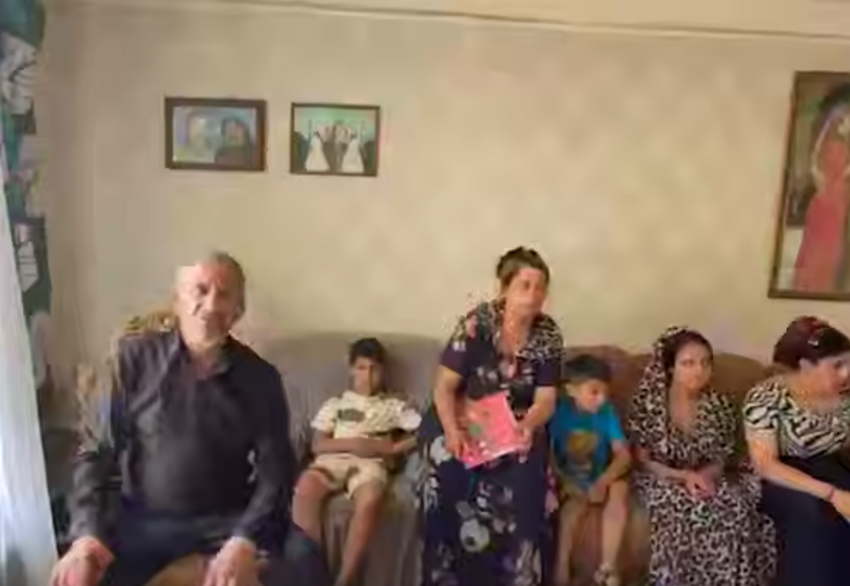 Выселенная из дома семья с 15 детьми грозит переехать к мэрии Екатеринбурга. Фото: t.me/url_mash