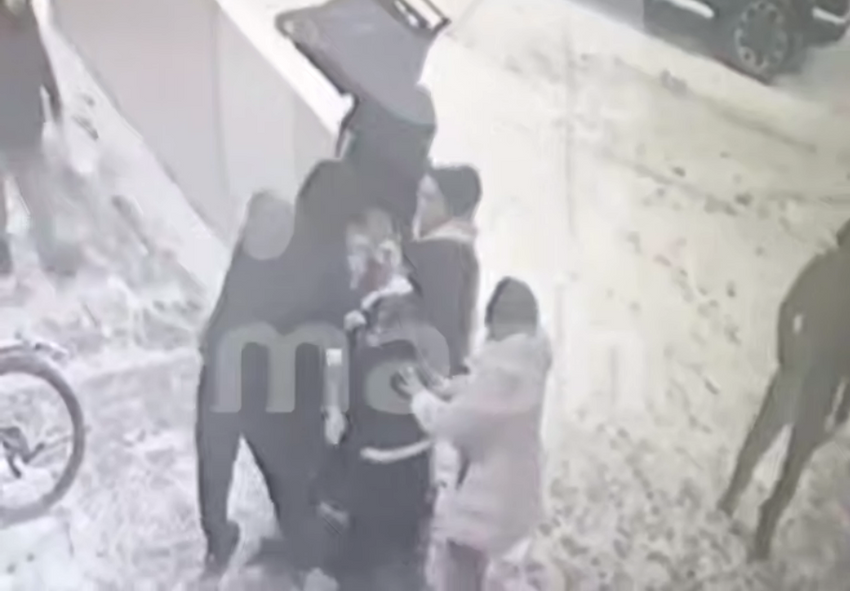 В Подмосковье банда пацанок избила девушку с 10-летним братом за "косой взгляд". Фото: @breakingmash