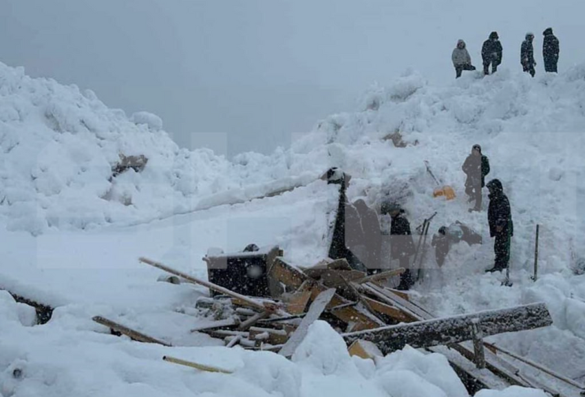 Попавших под лавину людей откапывало все село. ФОТО: соцсети