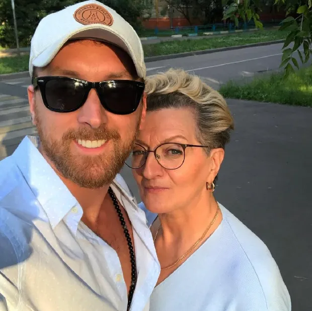 Данила Якушев с мамой. ФОТО: соцсети