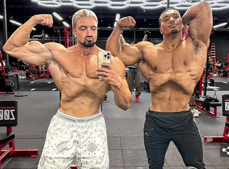 Джо с приятелем. Фото: dailymail.co.uk