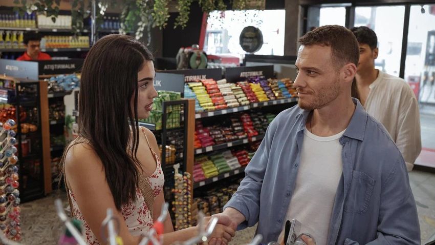 Актер Керем Бюрсин в новом сериале влюбится в девушку, которой пересадили сердце. Фото: t.me/starhitru