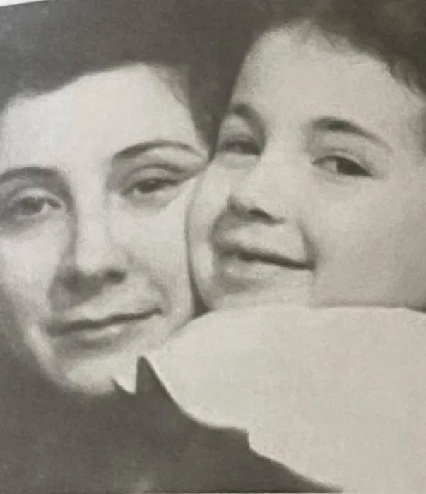 Маленькая Лариса Рубальская с мамой. Фото: Instagram*